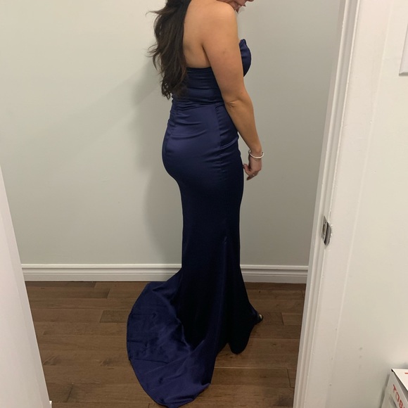 Gown - Picture 5 of 8